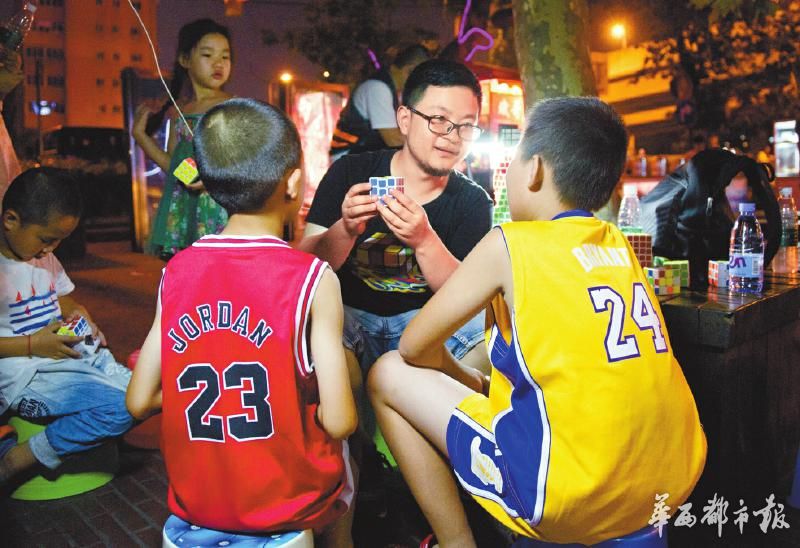 医生兼职教魔方 摆摊收徒300人