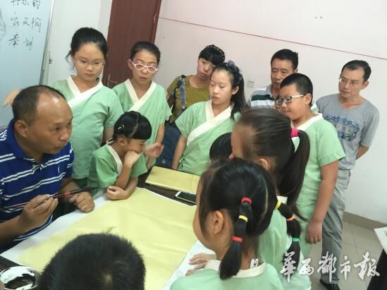 双林社区试点“艺传承”活动 留守娃娃免费学国画