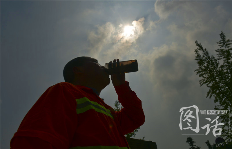 辛苦了！35℃高温下的室外工作者