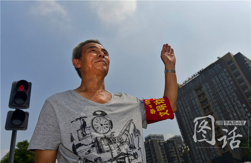 辛苦了！35℃高温下的室外工作者