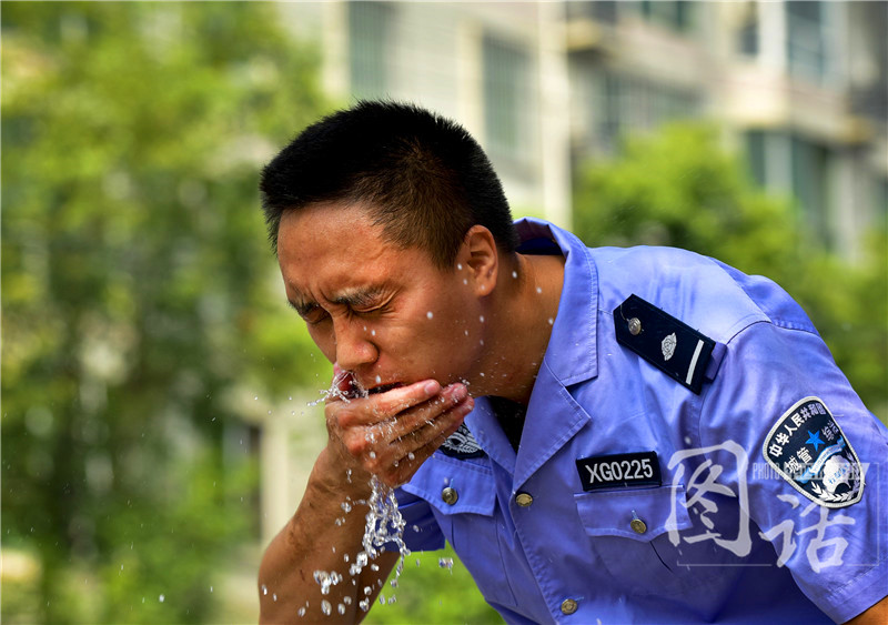 辛苦了！35℃高温下的室外工作者