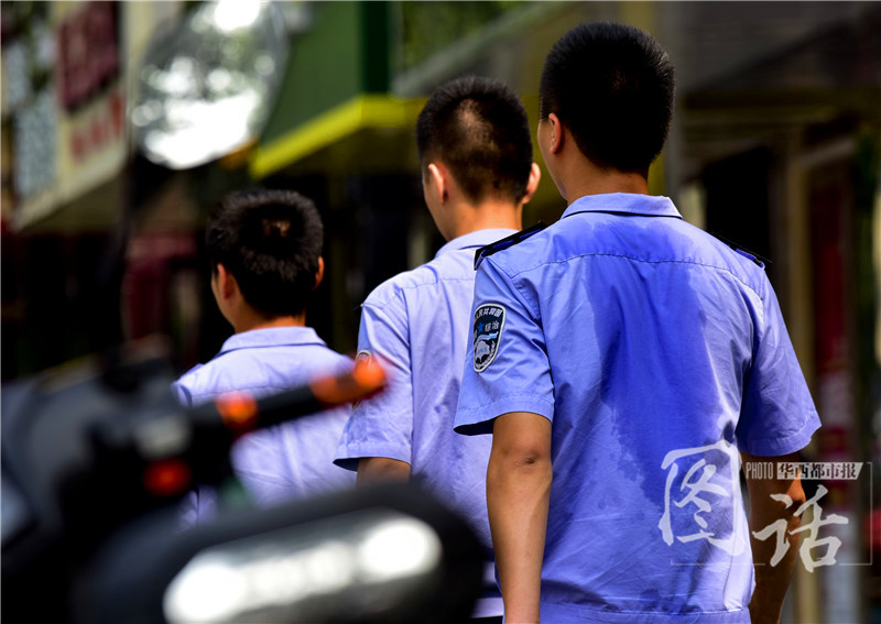 辛苦了！35℃高温下的室外工作者