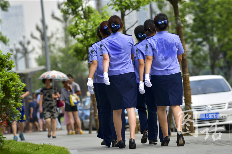 辛苦了！35℃高温下的室外工作者