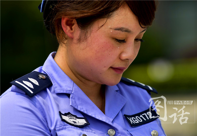 辛苦了！35℃高温下的室外工作者