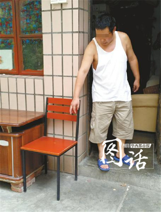 因两块钱开门费 成都一小区租户被门卫打伤头部