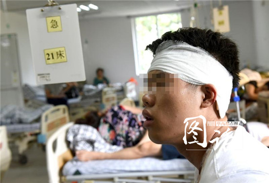 因两块钱开门费 成都一小区租户被门卫打伤头部