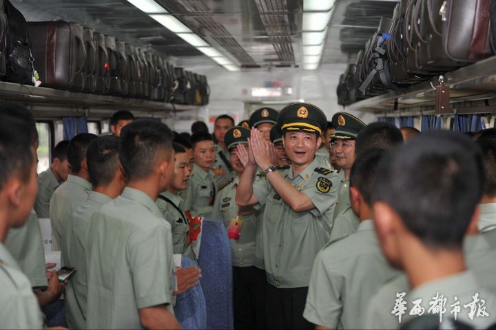 今秋四川首批千名武警退伍返乡