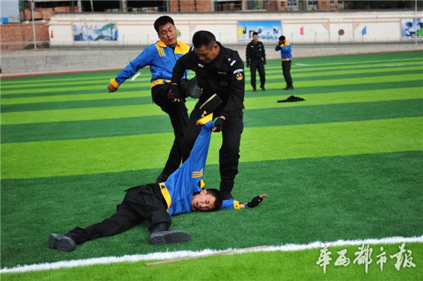 现场射击、擒拿歹徒……四川戒毒系统大比武
