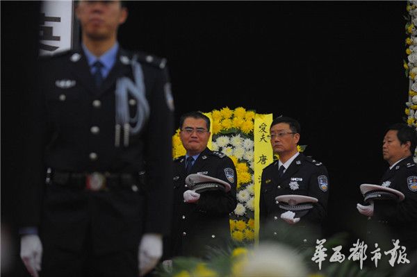 列队!送别唐警官 “一路走好,你的重担我们继续扛”