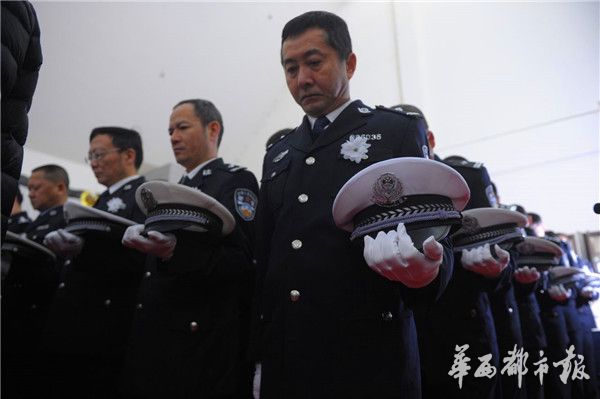 列队!送别唐警官 “一路走好,你的重担我们继续扛”