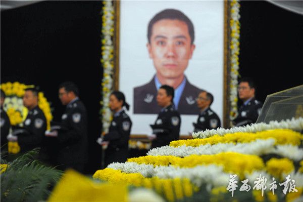 列队!送别唐警官 “一路走好,你的重担我们继续扛”