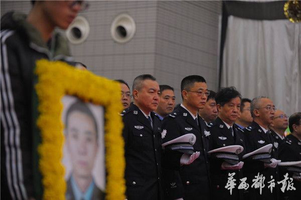 列队!送别唐警官 “一路走好,你的重担我们继续扛”