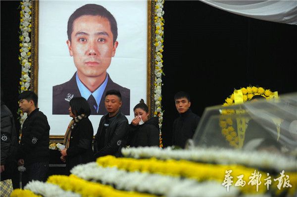 列队!送别唐警官 “一路走好,你的重担我们继续扛”