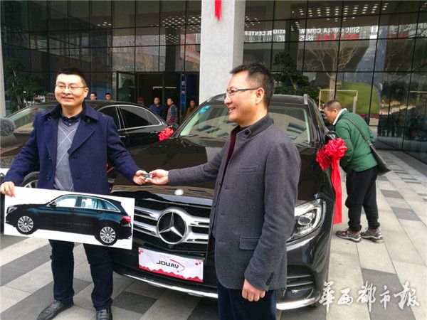 又见别人家的年终奖!成都一企业奖员工两辆奔