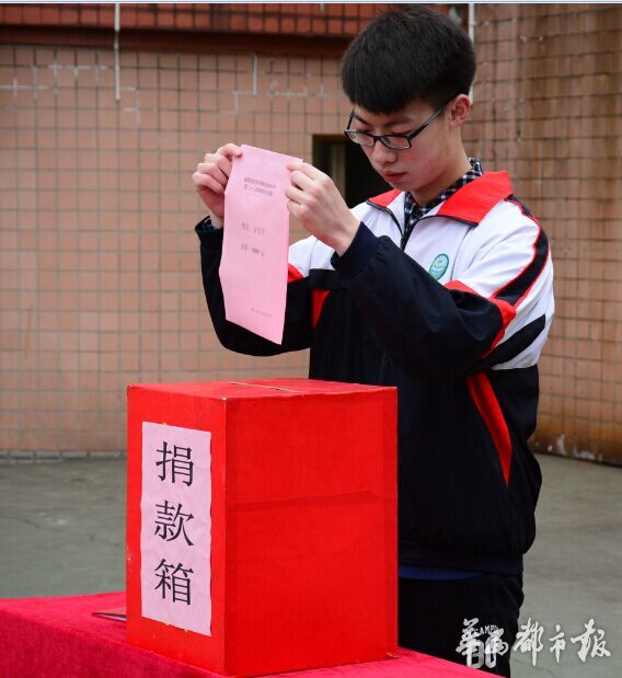 德阳高中生给流浪汉买食物走红 获5000元奖金