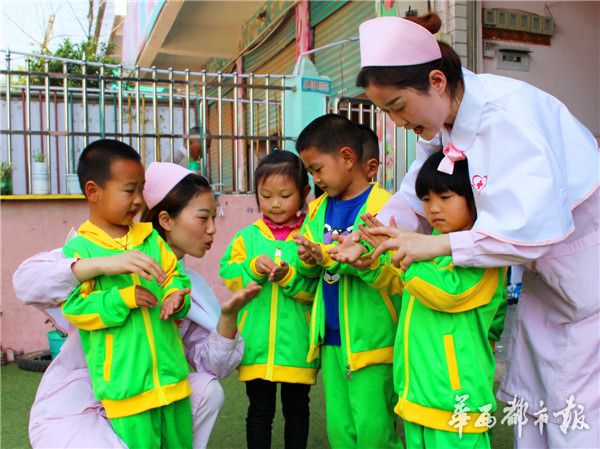 四川南充南丁格尔志愿者下乡教留守儿童洗手