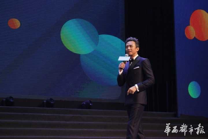 邓超现身蓉城 为宜宾手机企业推介新品