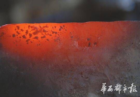 绝对的好钢 最合适的火 成都刀王铁匠铺锻出非