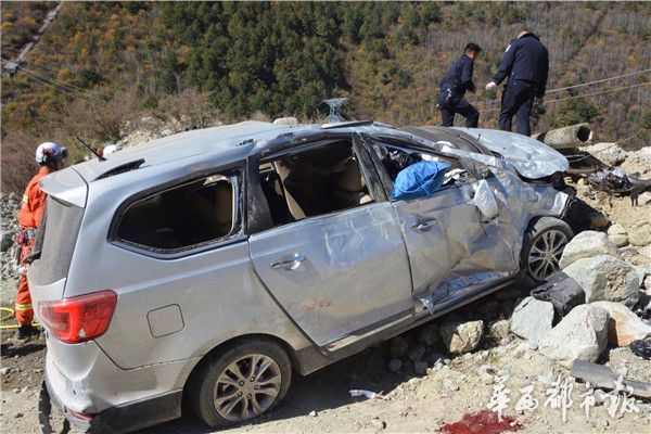 外省牌商务车在康定冲下悬崖 致1人死亡3人伤
