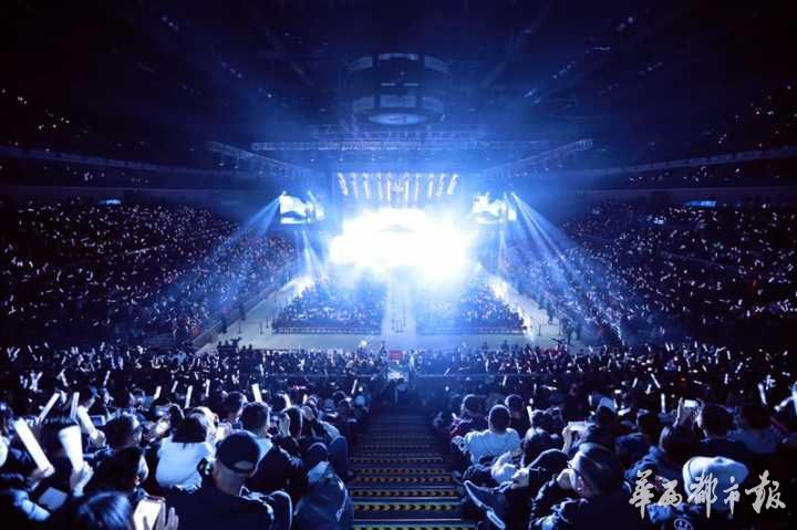 四川小伙GAI北京首唱 谭晶李玉刚等现身捧场