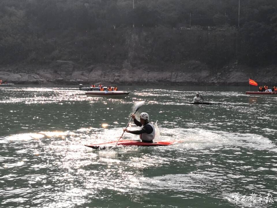 金沙江上挥桨逐浪 攀枝花国际皮划艇马拉松赛