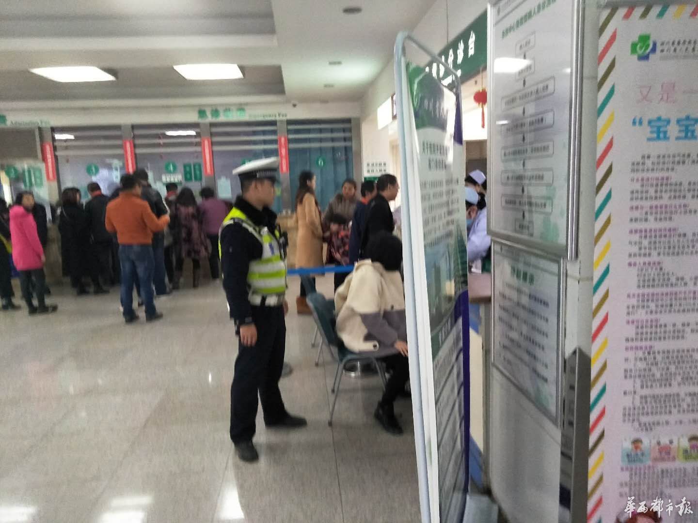 孕妇腹痛难忍求助 交警火速开道送医,40分钟路