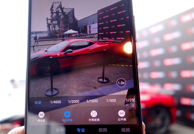 在超跑与美女之中,联想Z5手机展示了颜值与黑