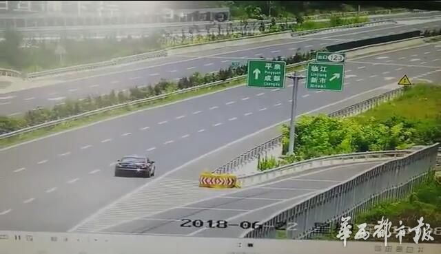 高速路逆行倒车被电子眼全程拍下 老司机驾照