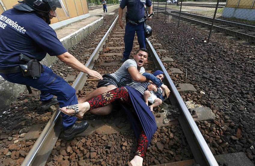 拒进难民营 叙利亚男子带妻儿卧轨 - 每日更新 - 华西都市网新闻频道