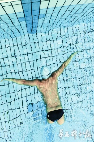 "无腿蛙王"每天游万米备战残运会 在水里找回自信