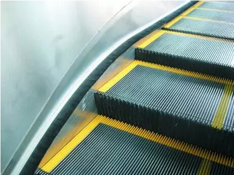 重庆轻轨站电梯卷入一男童致死现已关闭多名保安值守