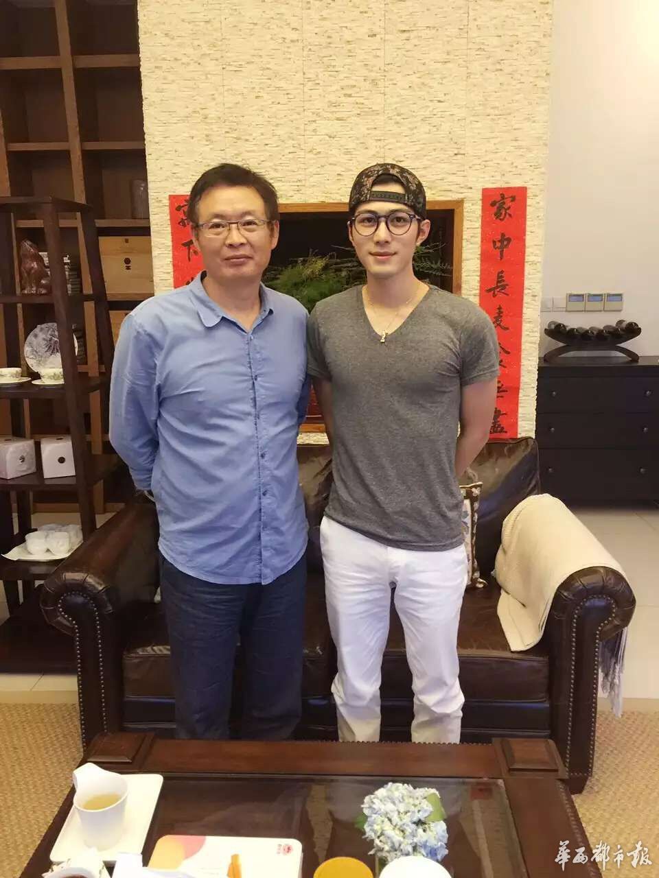 麦家赶赴安仁探班《解密》赞陈学冬用心 夸四川是福地