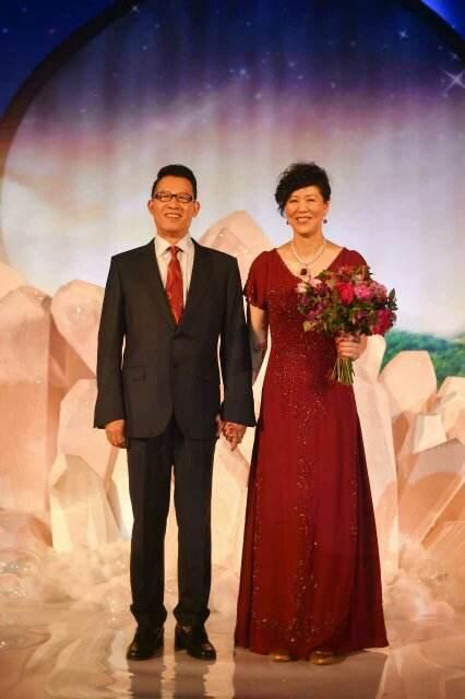 中国女排主教练郎平今日大婚白岩松任现场司仪
