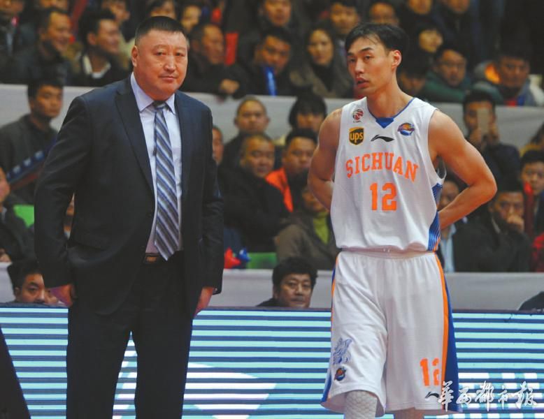 孟达(右)是主帅杨学增值得信赖的国内球员.雷远东摄