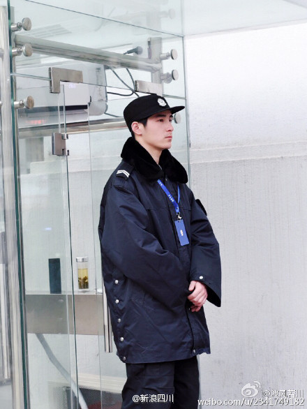 南大90后帅保安走红学生侧面像刘恺威