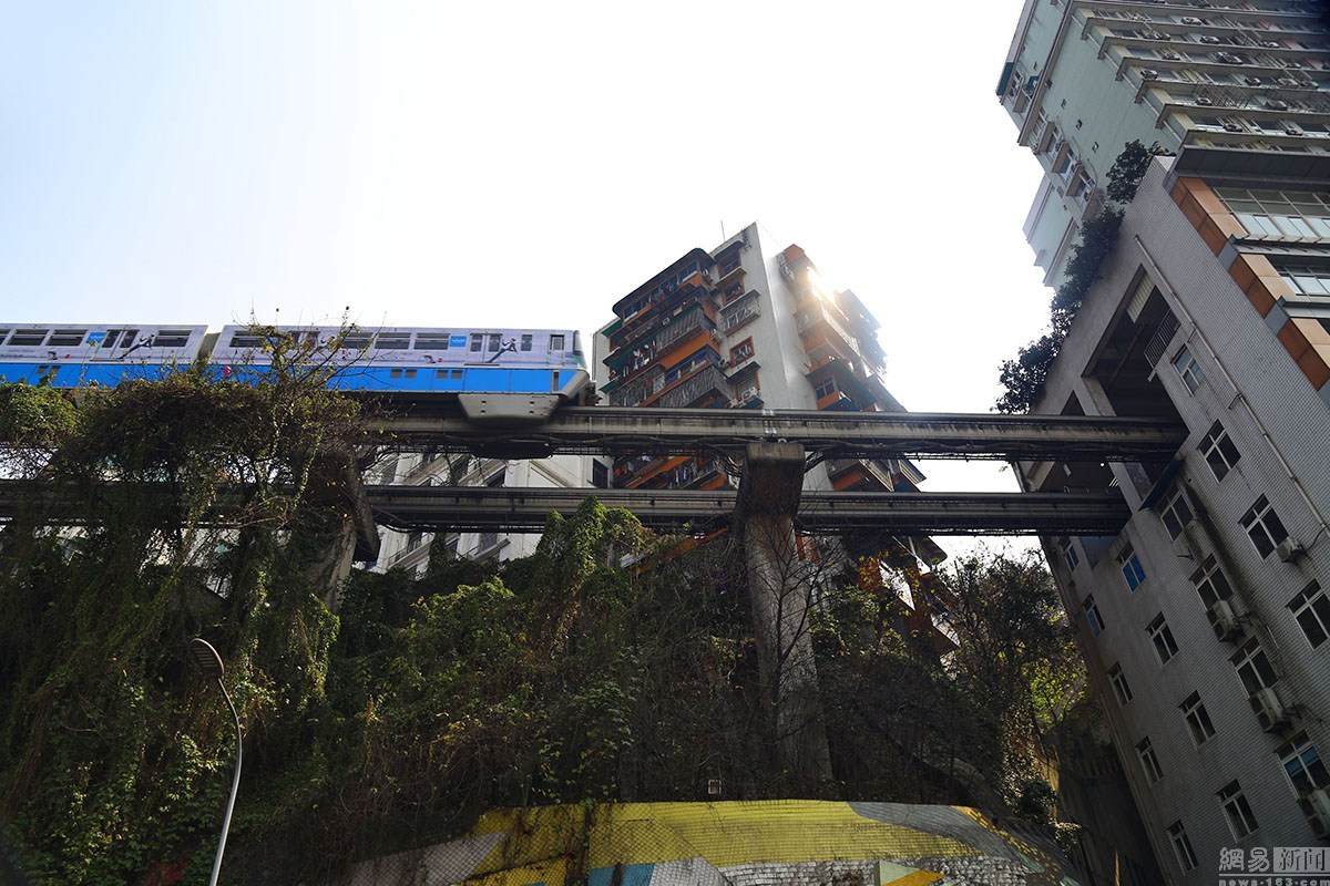 比千与千寻更魔幻重庆轻轨穿墙而过