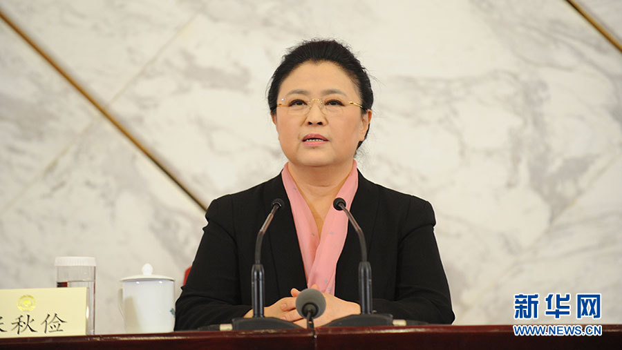 图为新闻发布会主持人张秋俭.新华网/中国政府网 陈竞超 摄