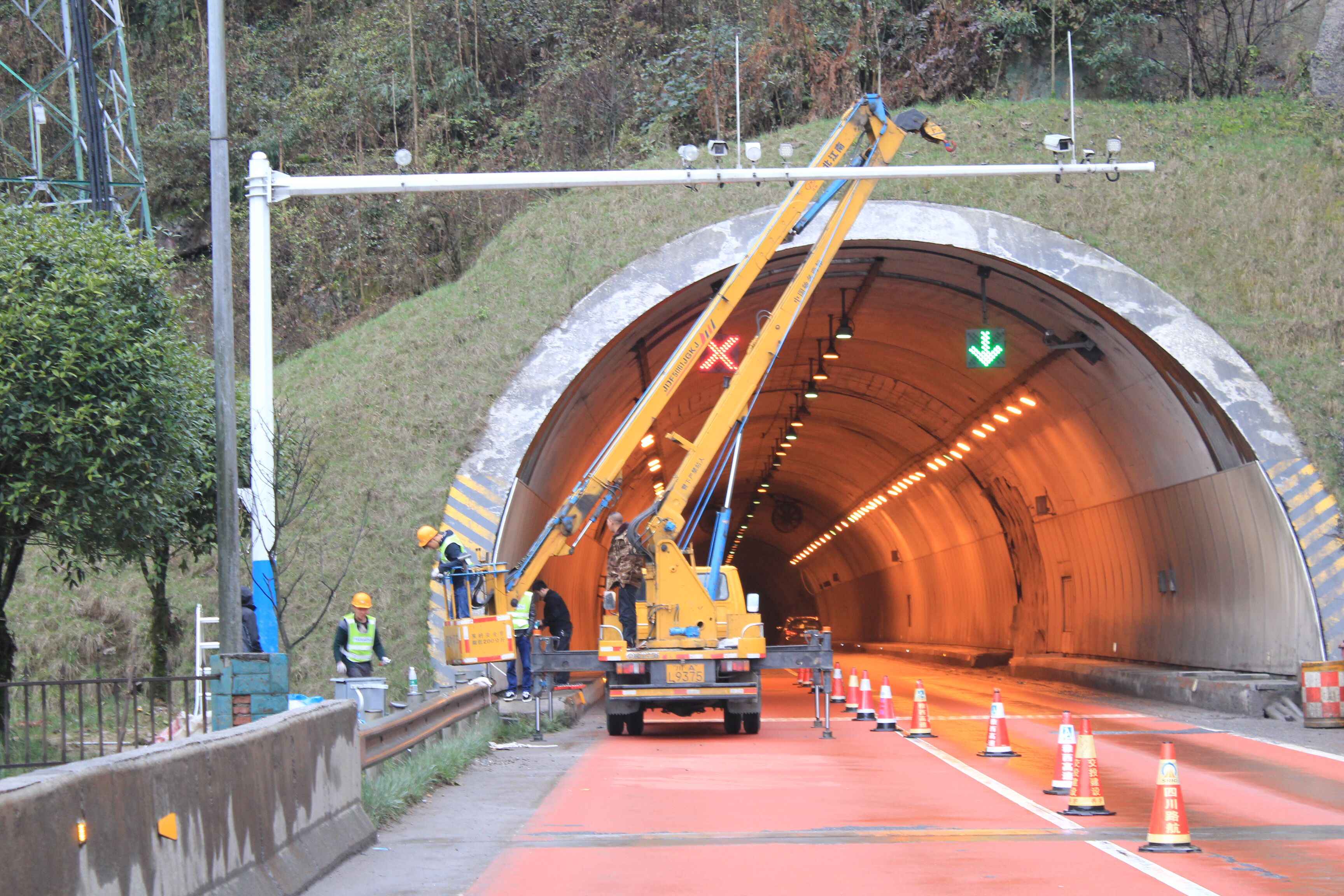 雅西高速泥巴山隧道有区间测速限行70公里小时