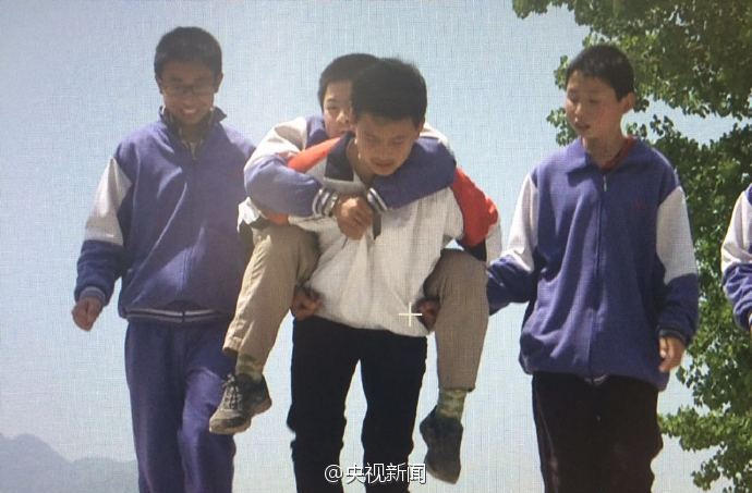 同学轮流背患病少年上学