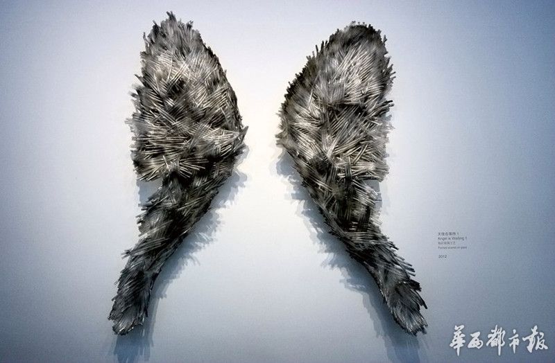 每日更新 正文《天使在等待》被"折翼"后改名《折》继续展出.