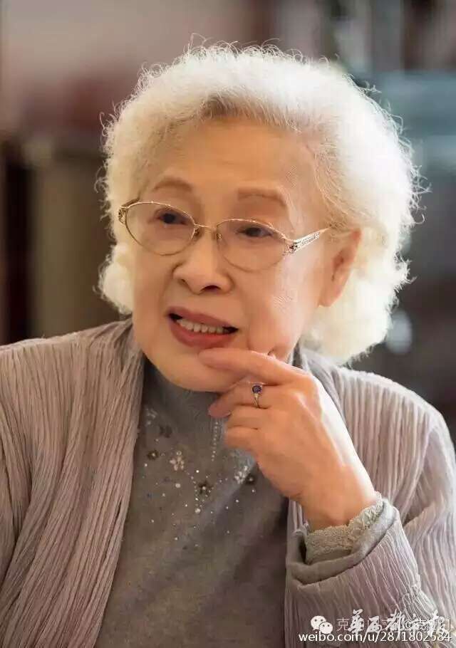 龚琳娜曝光95岁影星秦怡与老友欢聚墨尔本照片