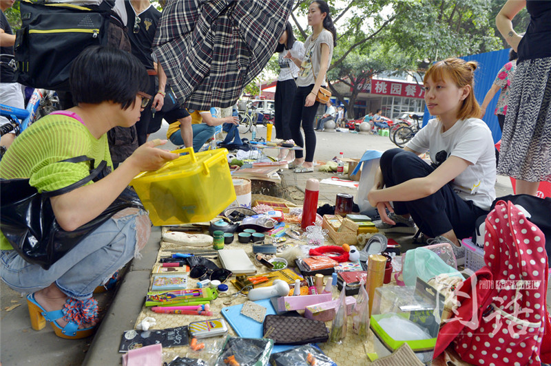 毕业季 校园"跳蚤市场"火爆登场