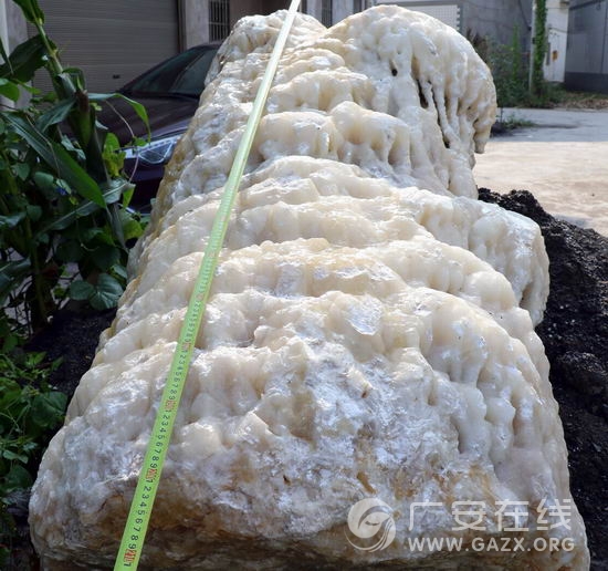 四川华蓥山中发现21吨重冰洲石晶体