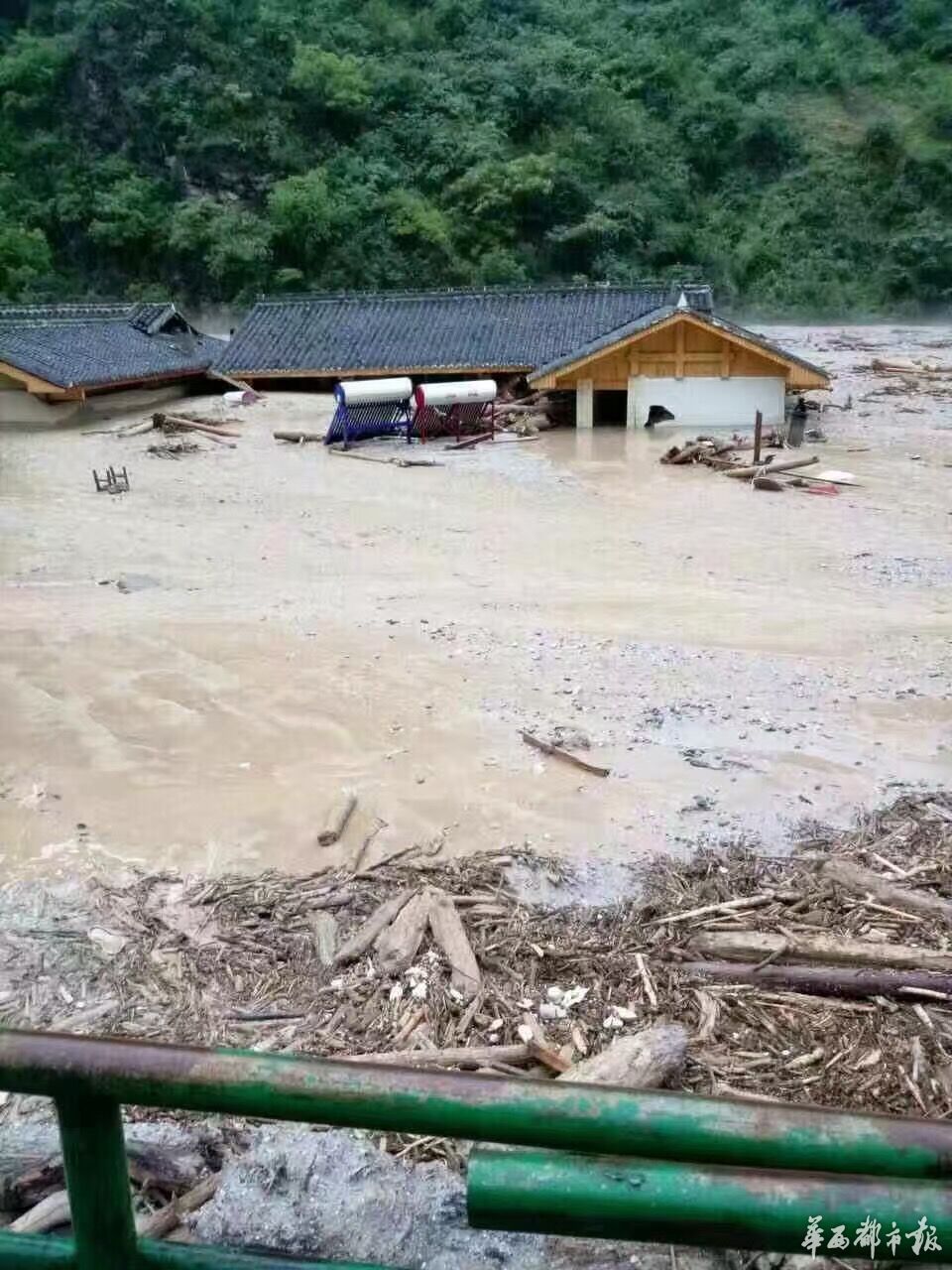 九寨沟县境内,民房被洪水泥石流围困.