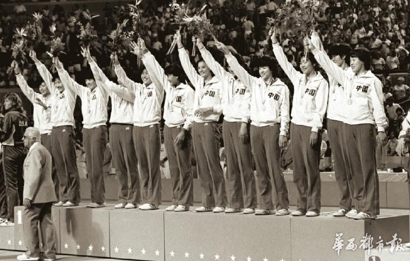 1984年8月7日,中国女排在洛杉矶奥运会夺得金牌.新华社发