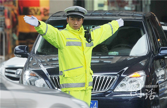 成都街头突现"小黄人" 原来是交警穿新雨衣执勤