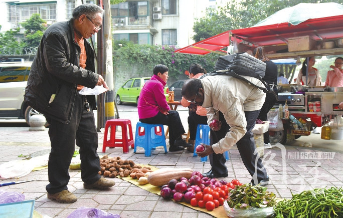 下班回家的路上,迪亚拉在路边的菜市场买菜,用四川话和老板砍价.