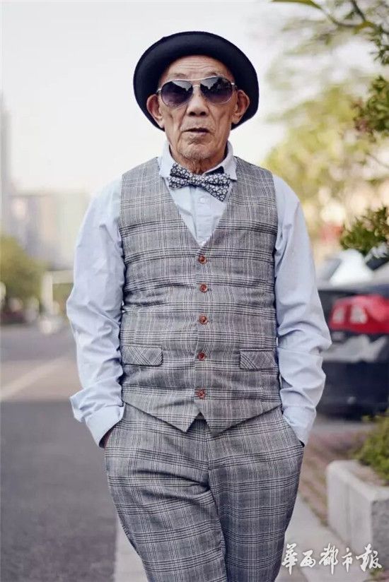 特别的生日礼物!宜宾小伙给82岁爷爷拍时尚写真