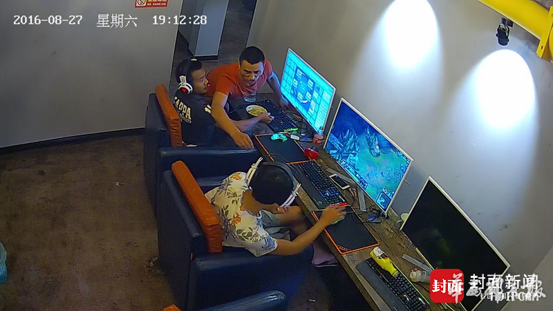 装网管,扮混混 成都两小伙网吧偷手机 全靠拼演技