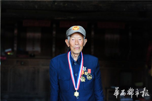 2015年3月11日,抗战老兵杨光荣在家中接受记者采访.